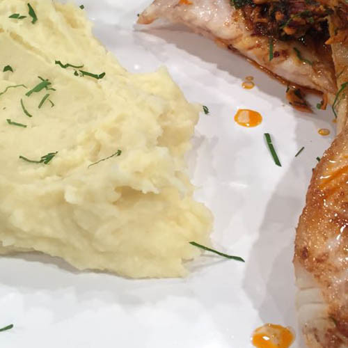 Pescado con ajos refritos y puré de papas y coliflor