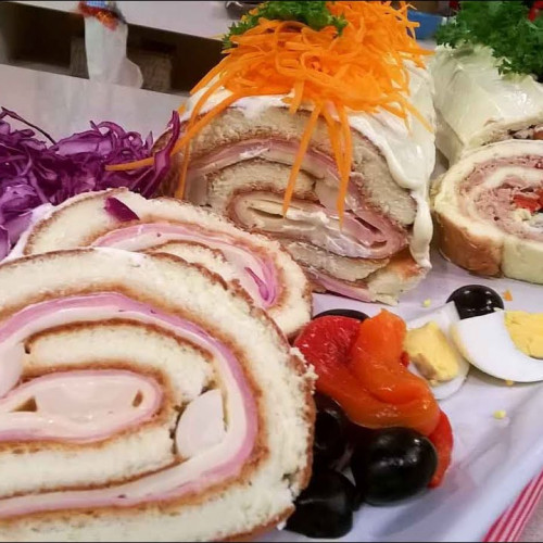 Pionono casero con relleno de atún para Navidad