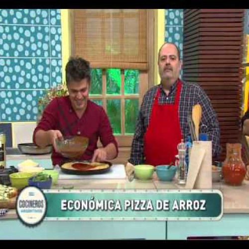 Pizza de arroz con cubierta del albahaca