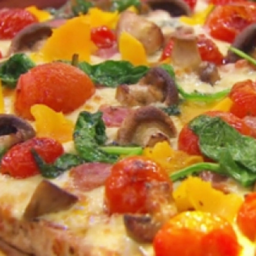 Pizza integral crocante con vegetales y salchicha parrillera