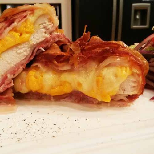 Pollo bacon a los 3 quesos con ensalada de habas