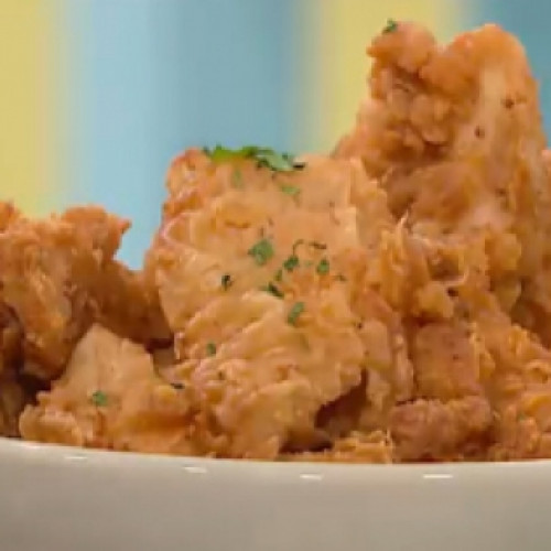 Pollo frito y albóndigas rellenas