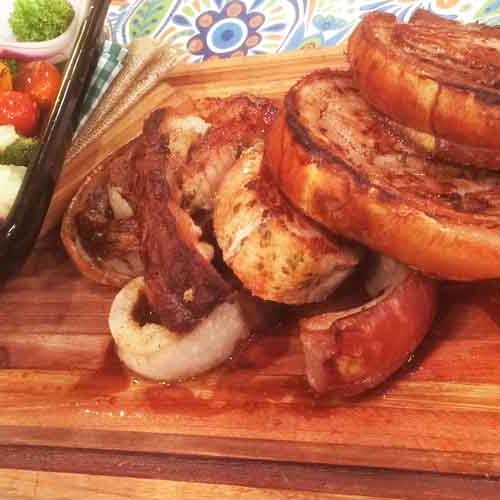 Porchetta rellena de carré de cerdo con salteado de vegetales