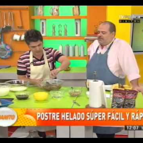 Postre helado de chocolate, crema y nueces