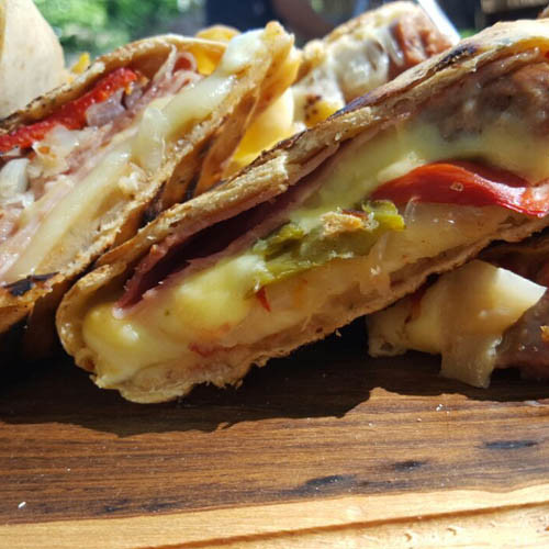 Provoletas con mil rellenos en masa de chimichurri