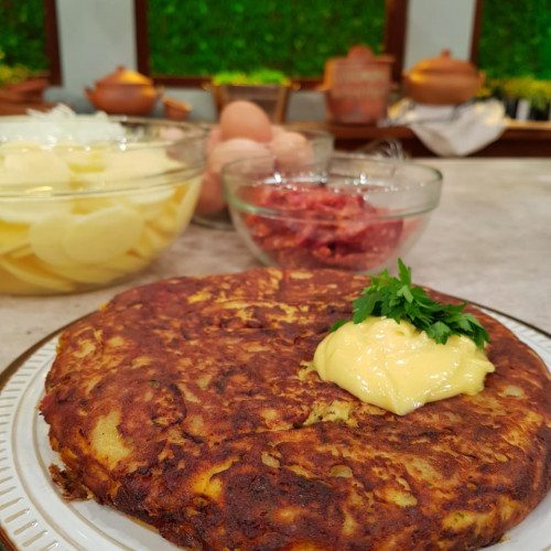 Tortilla de papas con chorizo colorado