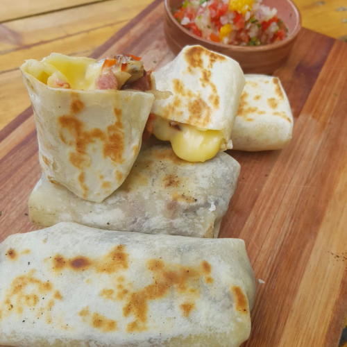 Burritos de entraña y salchicha parrillera
