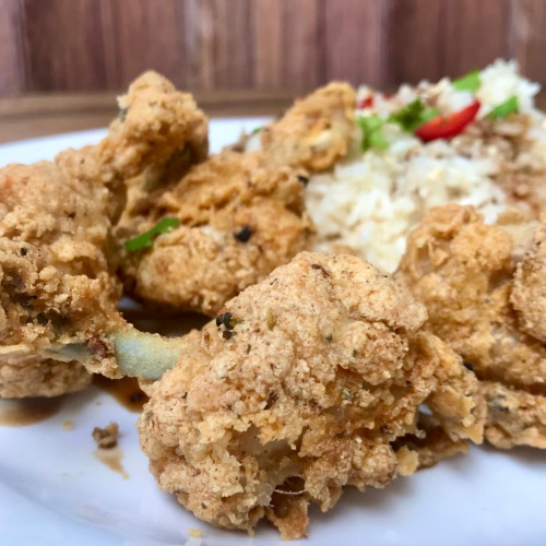 ALITAS DE POLLO FRITAS CON ARROZ