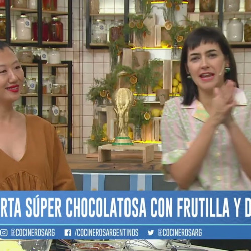 TORTA DE CHOCOLATE Y FRUTA FRESCA