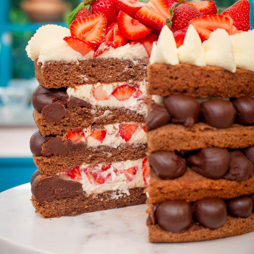 TORTA DE CHOCOLATE, CREMA Y FRUTILLAS