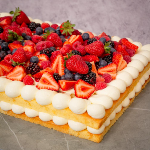 TORTA CUADRADA DE FRUTOS ROJOS, QUESO CREMA Y NARANJAS