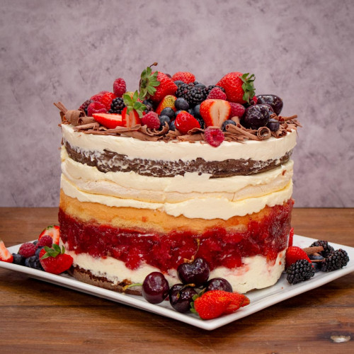 TORTA BICOLOR CON FRUTOS ROJOS