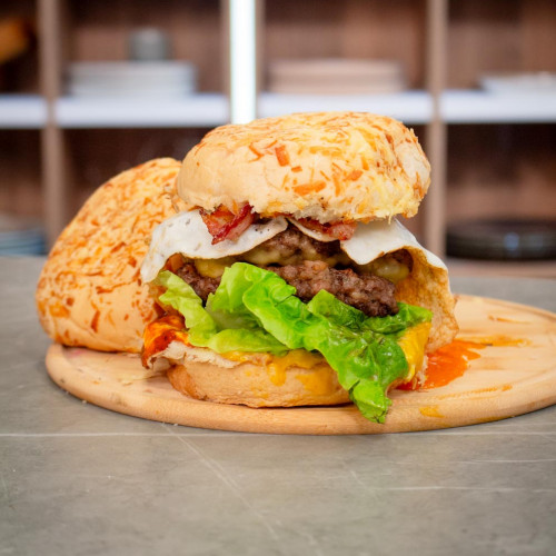 HAMBURGUESAS DE CARNE CON REVUELTO GRAMAJO