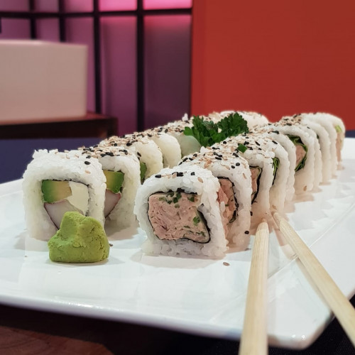 Sushi de atún cocido y kanikama