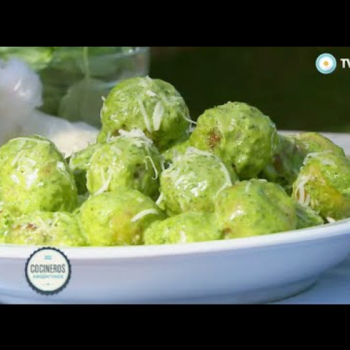 Redonditos de ricota con crema de espinaca