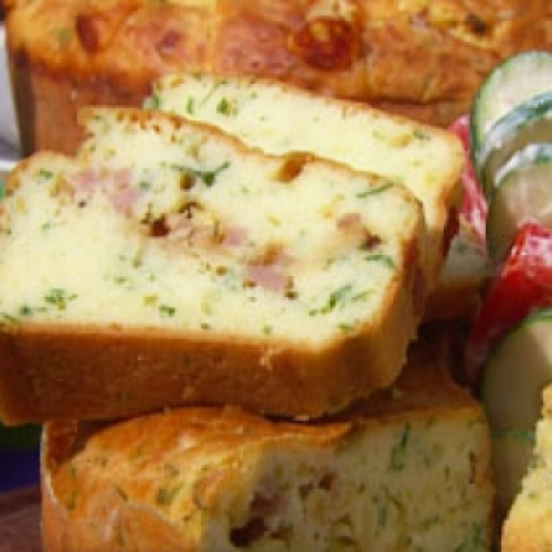 Rosca de queso con ensalada de pepinos y yogur