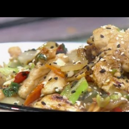 Salteado asiático de pollo, vegetales y maní