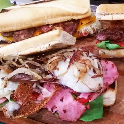 Sándiwches de bondiola, chorizo, cuadril, y bife de chorizo a la chapa