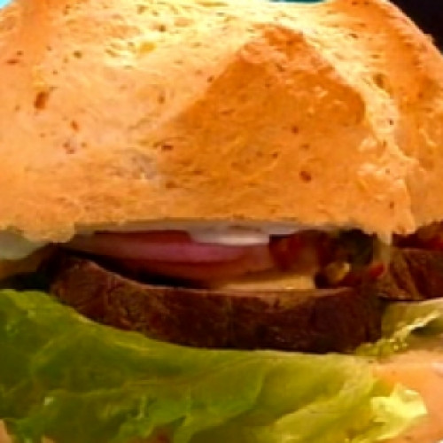 Sándwich campero de ciervo y queso de cabra y arrollado de trucha con flan de maíz y pan de camarones