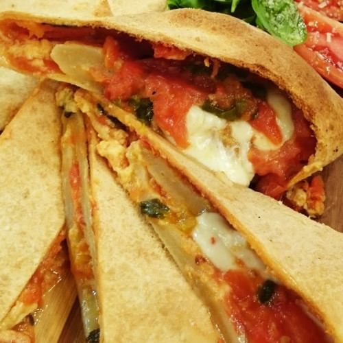 Sfoglia de tomate, queso y albahaca