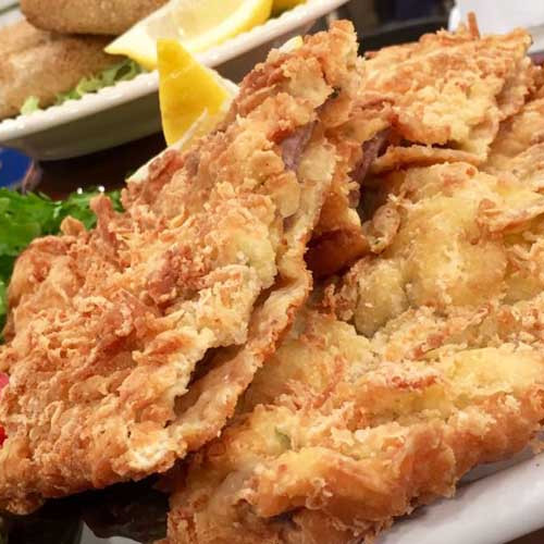 Show de milanesas: de soja, de carne rebozada en queso y de pescado rebozada en puré instantáneo