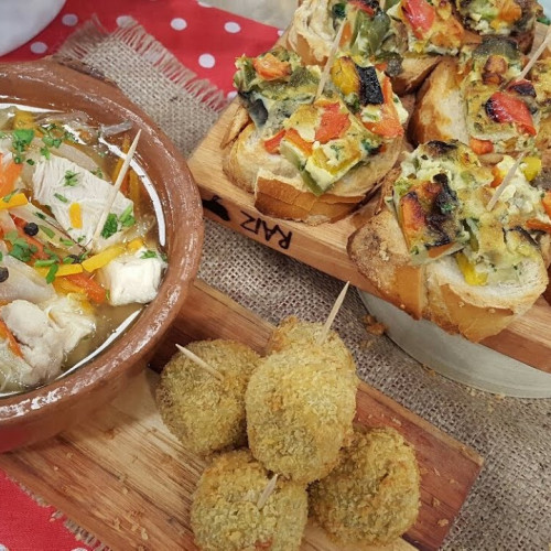 Tapeo: albóndigas de cerdo agridulces, gambas al ajillo, escabeche de pollo, wraps fritos