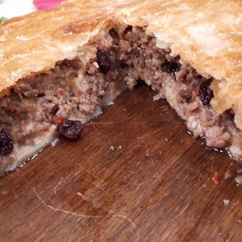 Tarta de carne en masa casera al vino blanco