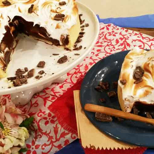 Tarta de crema pastelera de chocolate y merengue