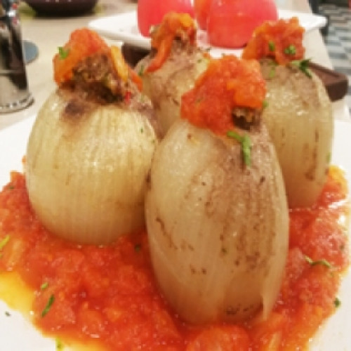 Tomates rellenos y cebollas rellenas