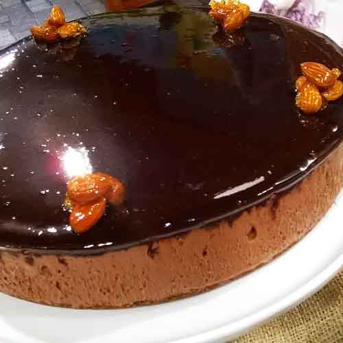Torta mousse de chocolate con baño de chocolate y almendras