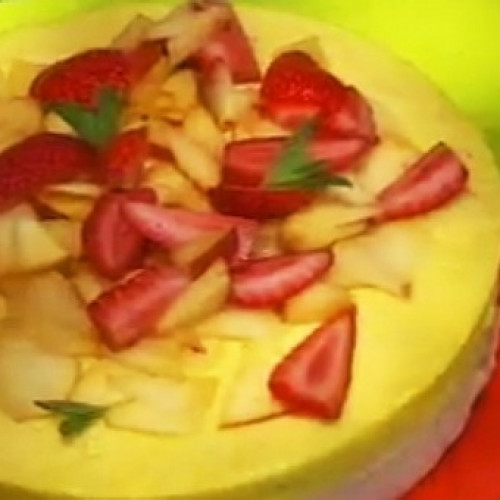 Torta mousse de durazno y frutillas