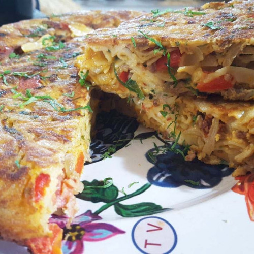 Tortilla de fideos y cerdo