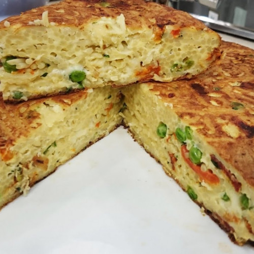 Tortilla reciclada de fideos  a la española