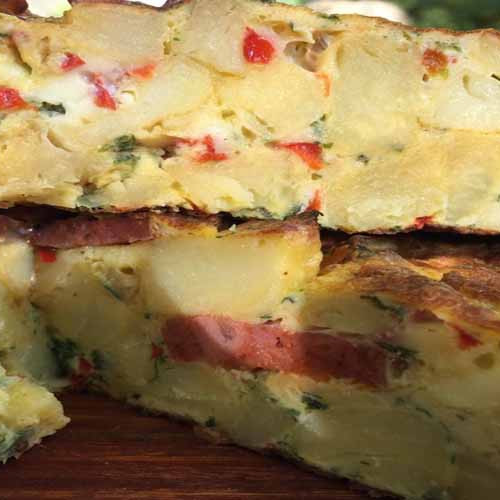 Tortillón de papas, queso y chorizo