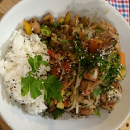 Wok de vegetales y pollo con arroz saborizado
