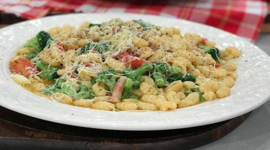 Cavatelli con salsa de brócoli, panceta y cherrys - Cocineros Argentinos