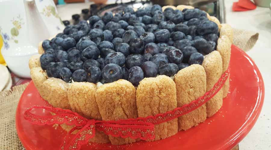 Charlotte de limón y arándanos en pared de vainillas al lemoncello