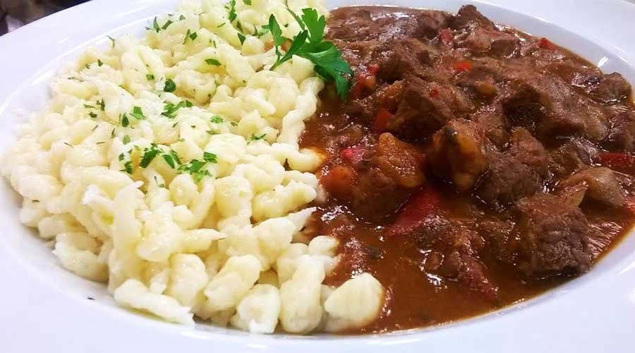 Goulash con spaetzle - Cocineros Argentinos