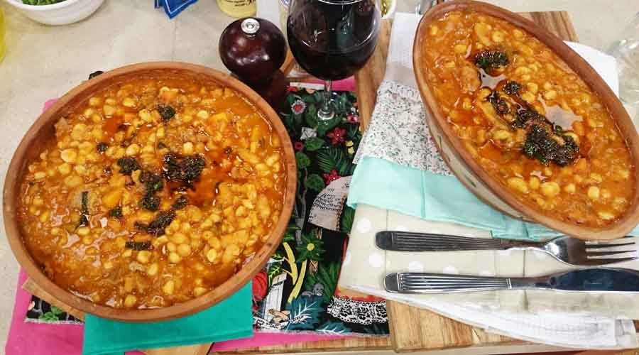 Guiso de maíz blanco con salsa verde picante - Cocineros Argentinos