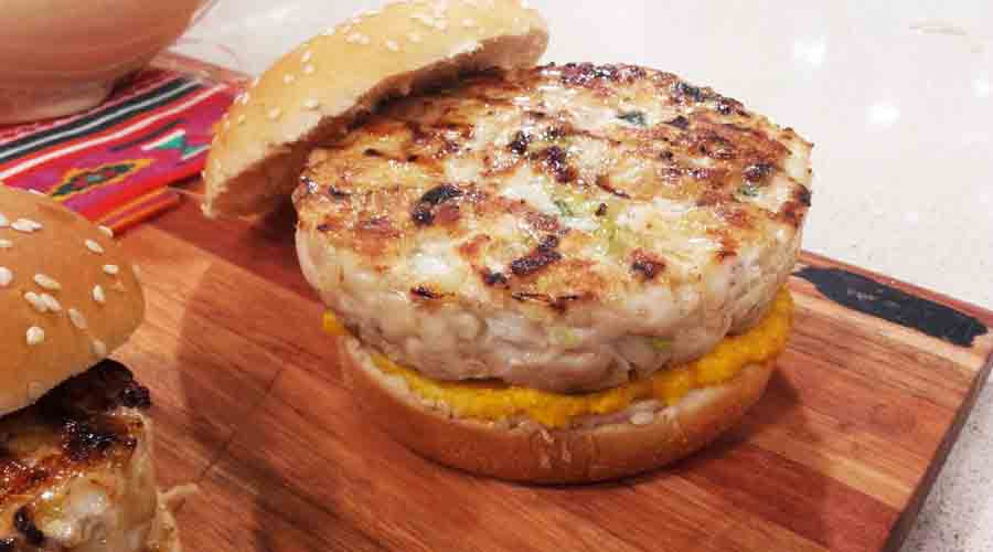 Hamburguesas caseras de pollo con mayonesa de zanahoria - Cocineros  Argentinos