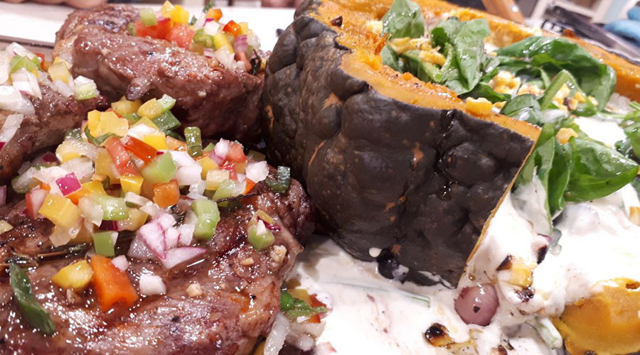 Medallón de ojo de bife con salsa criolla y zapallo relleno a la parrilla Cocineros Argentinos Medallón de ojo de bife con salsa criolla y zapallo relleno a la parrilla Cocineros Argentinos