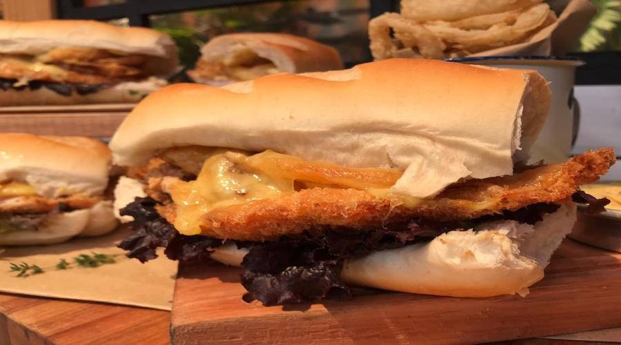 Milanesas de pollo en sándwich - Cocineros Argentinos