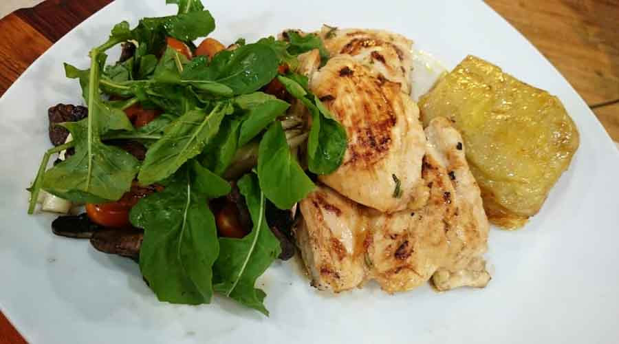 Pollo marinado a la chapa con mil hojas de papa y ensalada tibia -  Cocineros Argentinos