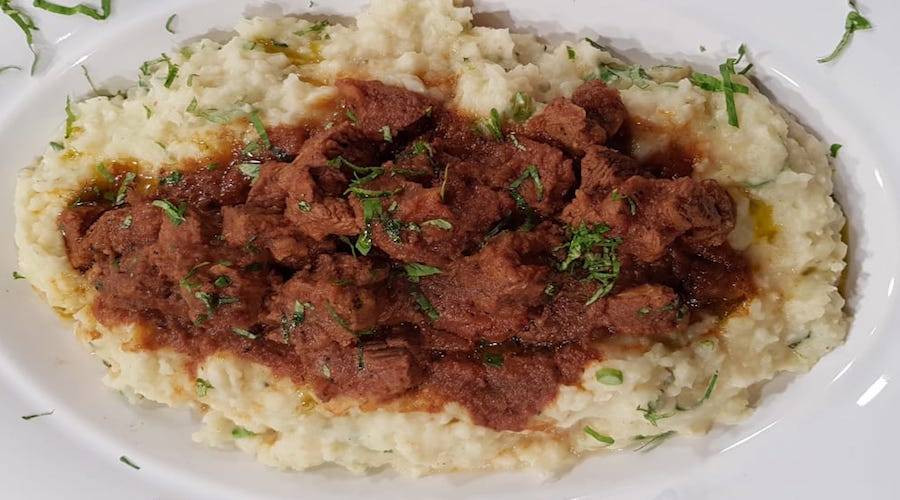 Roast beef especiado a la cacerola con puré de papas y vegetales