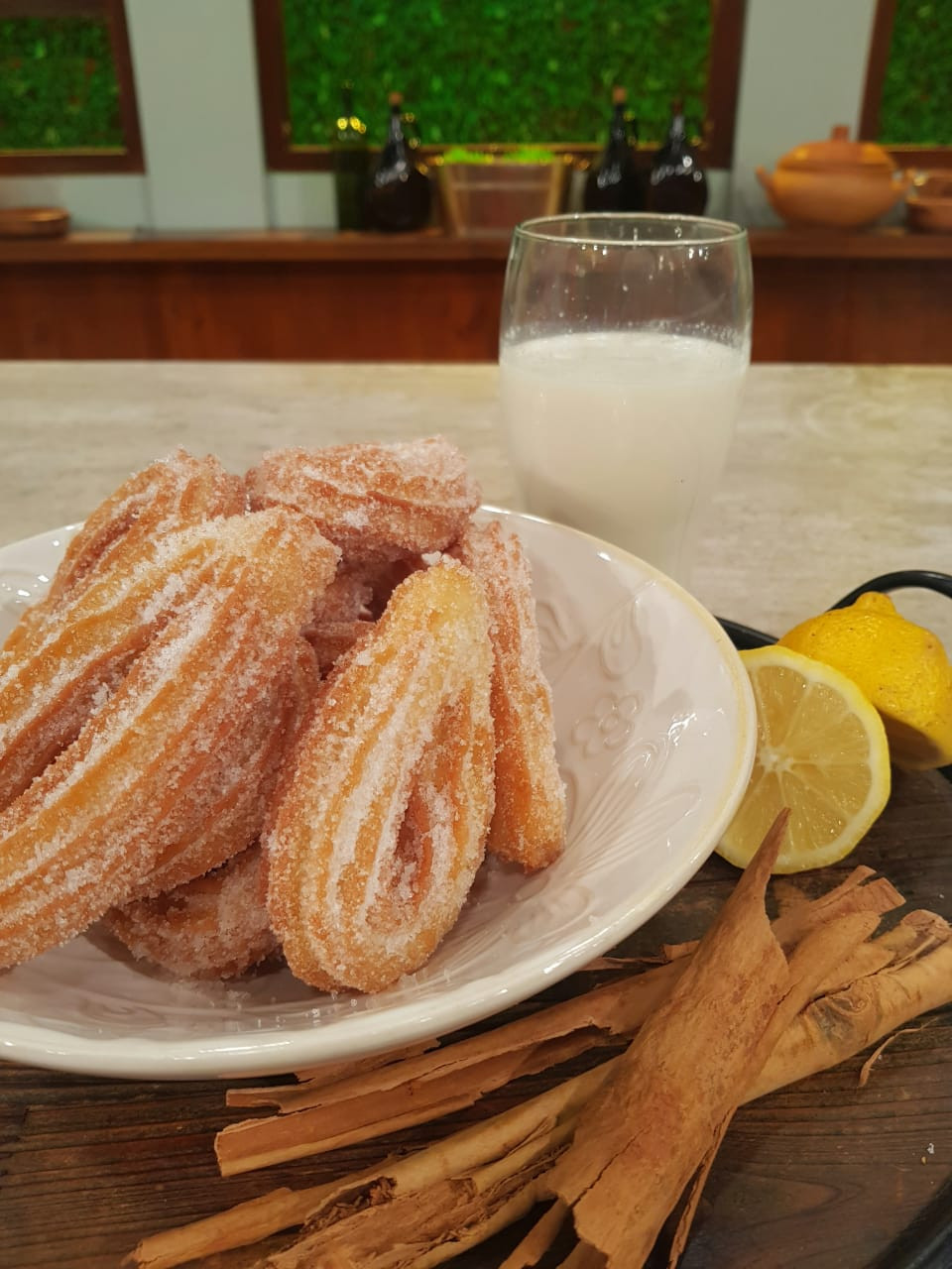 Churros caseros con leche mallorquina - Cocineros Argentinos