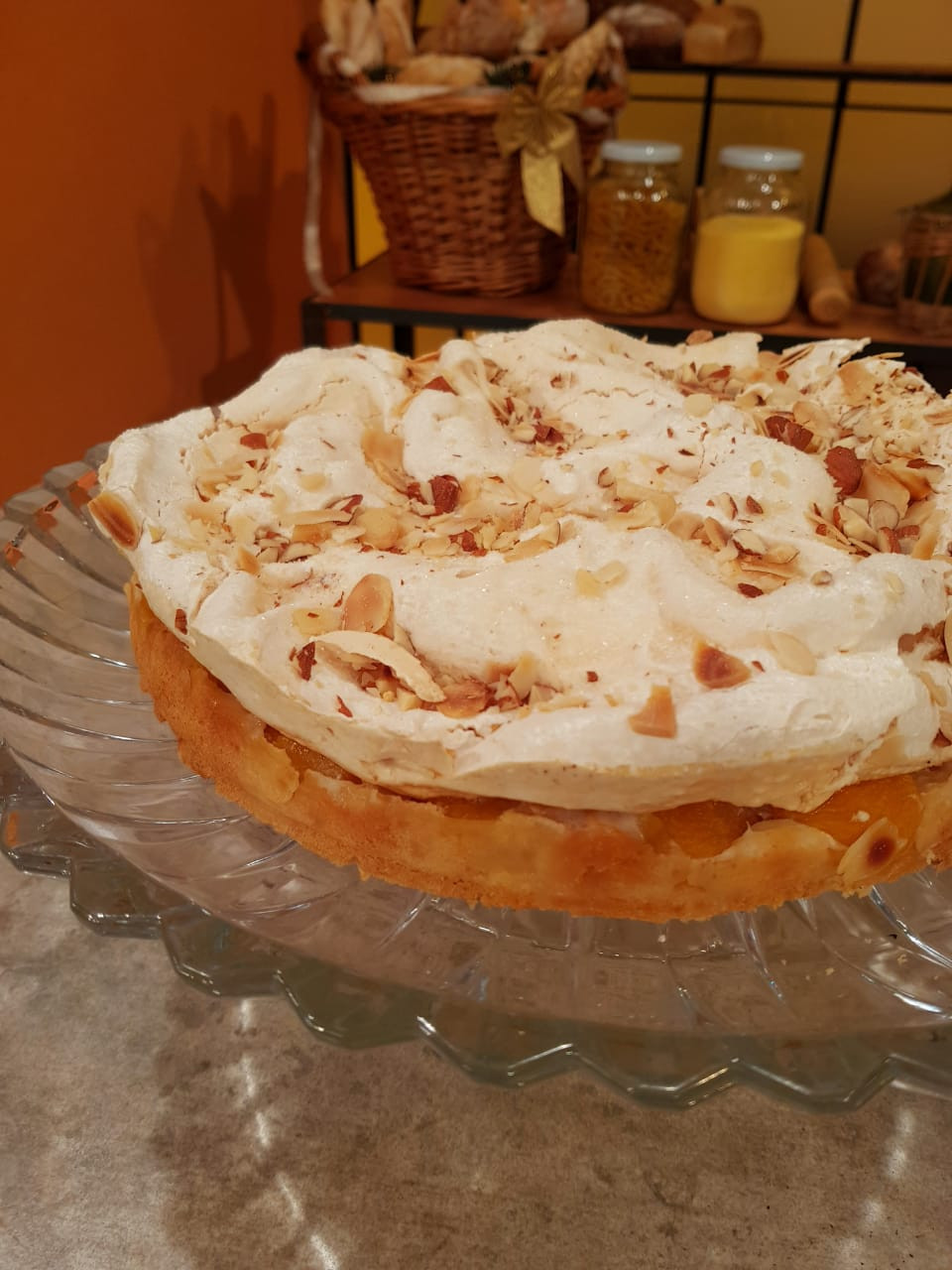 Torta merengada de damascos y almendras - Cocineros Argentinos