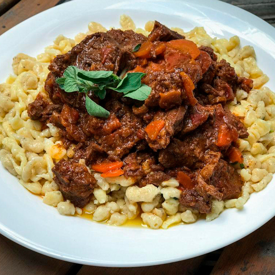 GOULASH CON SPÄTZLE - Cocineros Argentinos