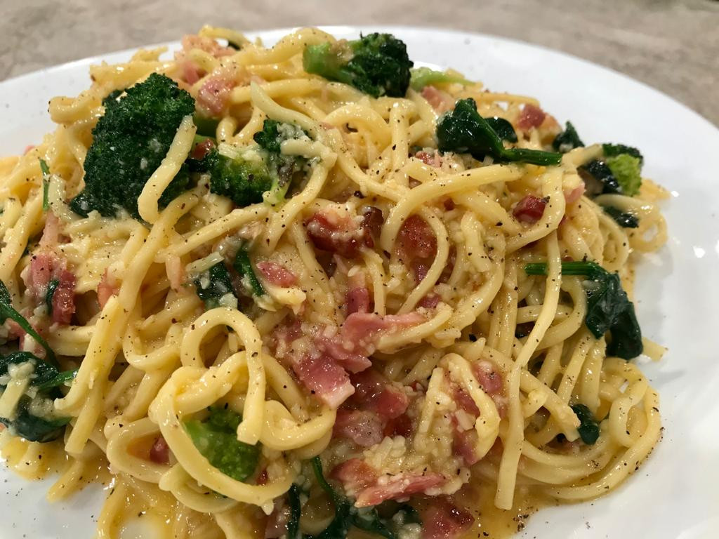 TALLARINES A LA CARBONARA CON BRÓCOLI Y ESPINACA - Cocineros Argentinos