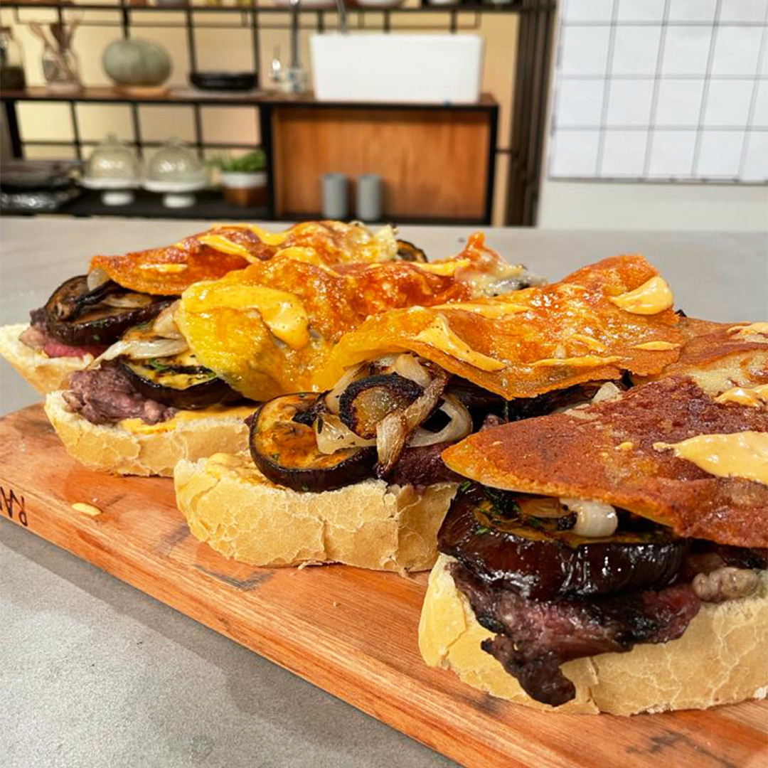 TOSTÓN DE BIFECITOS, VEGETALES Y PROVOLETA Cocineros Argentinos