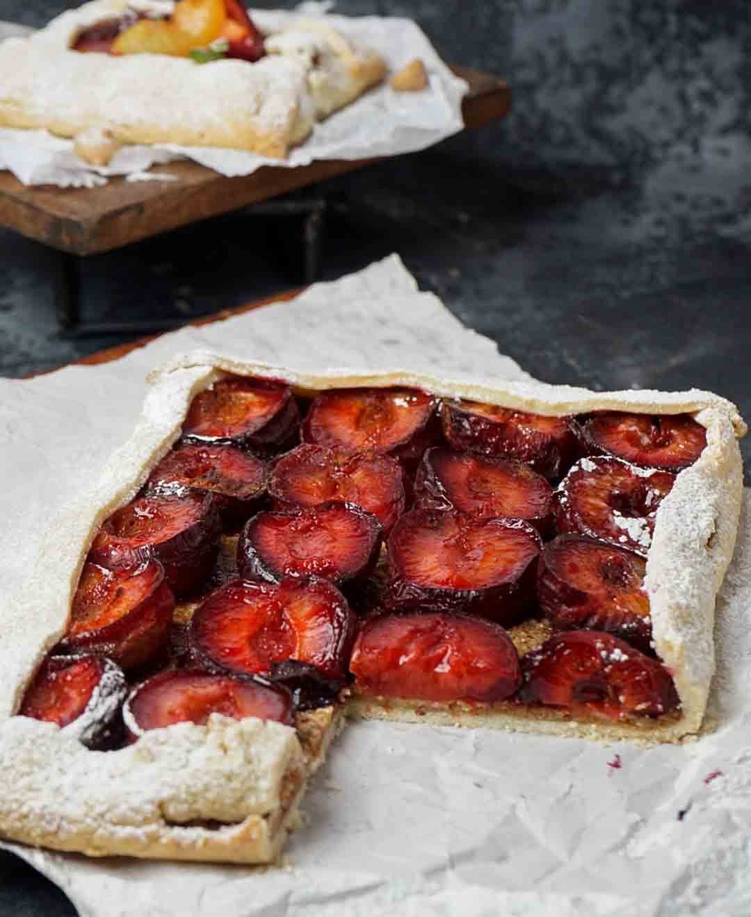 TARTA DE CIRUELAS Y AMARETTIS - Cocineros Argentinos